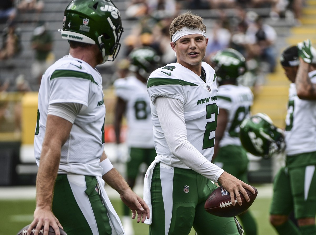 Jets QB Zach Wilson warming up
